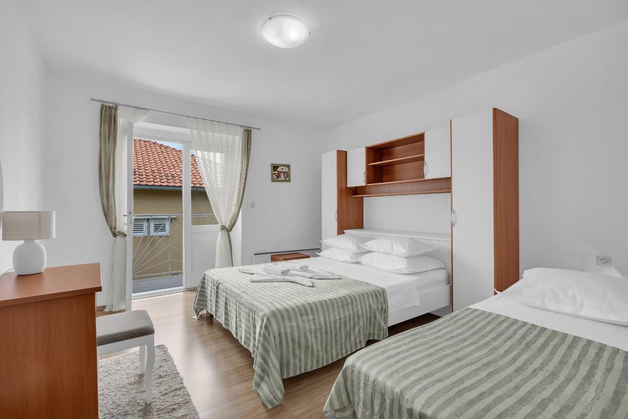 Apartment And Rooms Mila Макарска Экстерьер фото